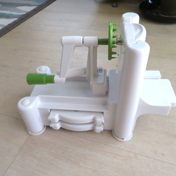 Tabletop Vegetable Spiralizer World Cuisine Turning Slicer Plastic Tri Blades - Picture 2 of 14